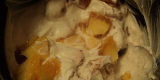 торт-мороженое с меренгой и фруктами