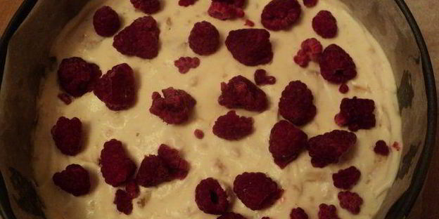 торт-мороженое с меренгой и фруктами