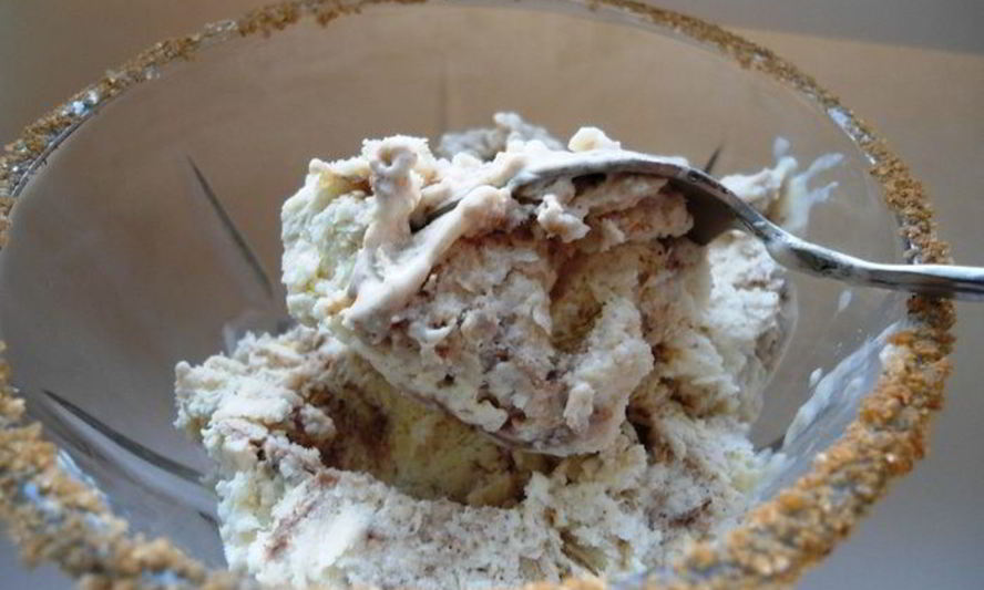 Рецепт тыквенного мороженого с корицей и шоколадным соусом