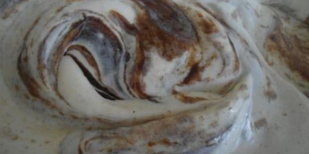 тыквенное мороженое с корицей и шоколадным соусом