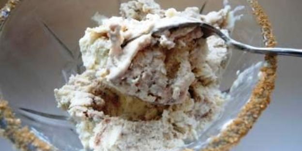 тыквенное мороженое с корицей и шоколадным соусом