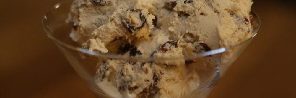 Ванильное мороженое с ромом и изюмом