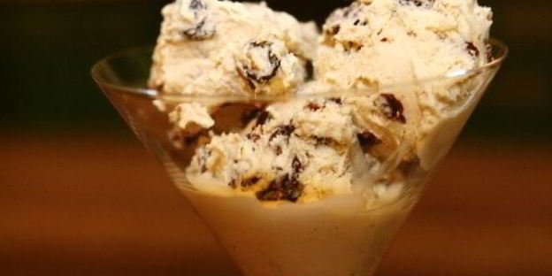 ванильное мороженое с ромом и изюмом
