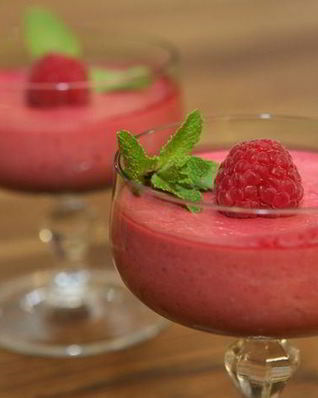 Йогуртовый мусс с малиной и мятой