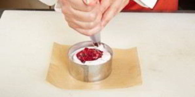 легкий мусс с клюквенно-медовым соусом