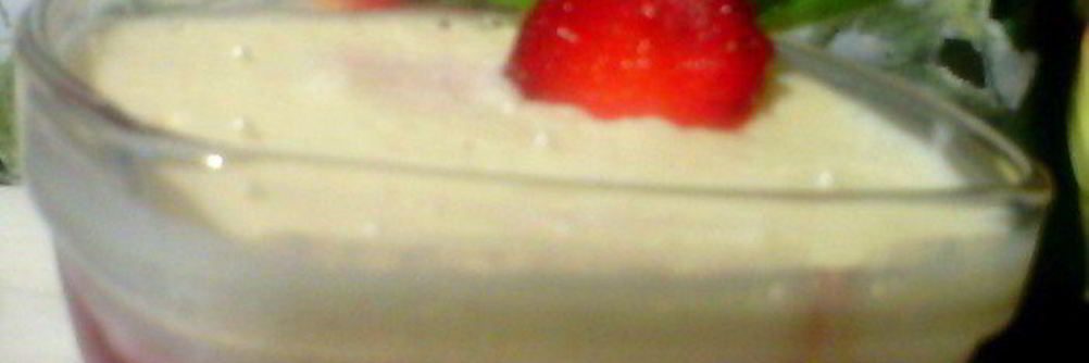 Шоколадный белый мусс с клубникой, мятой и вербеной