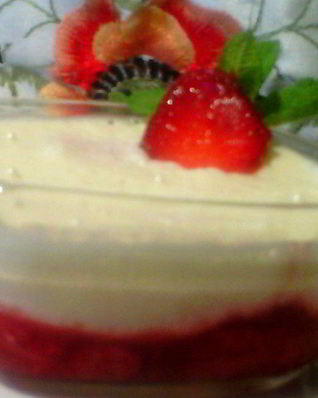 Шоколадный белый мусс с клубникой, мятой и вербеной