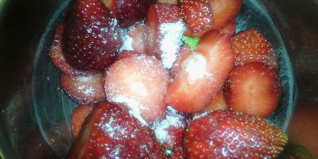 шоколадный белый мусс с клубникой, мятой и вербеной