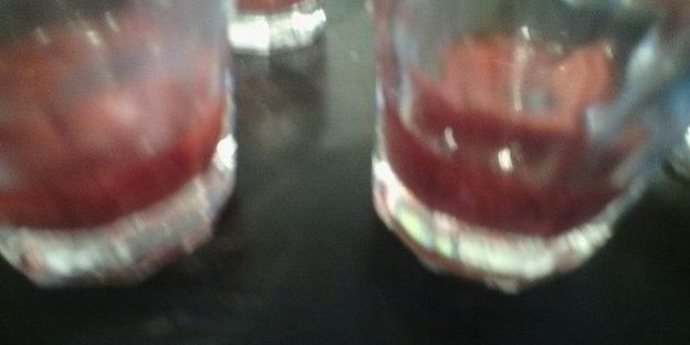 шоколадный белый мусс с клубникой, мятой и вербеной