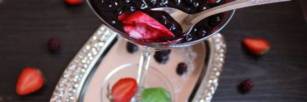 Панна котта из маскарпоне с черничным соусом