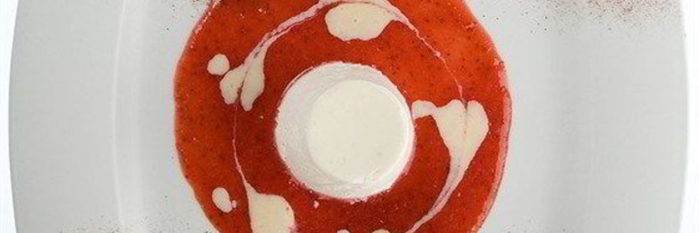 Панна-котта с пахтой, клубникой и черным перцем