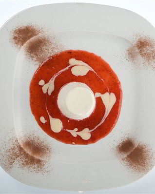 Панна-котта с пахтой, клубникой и черным перцем