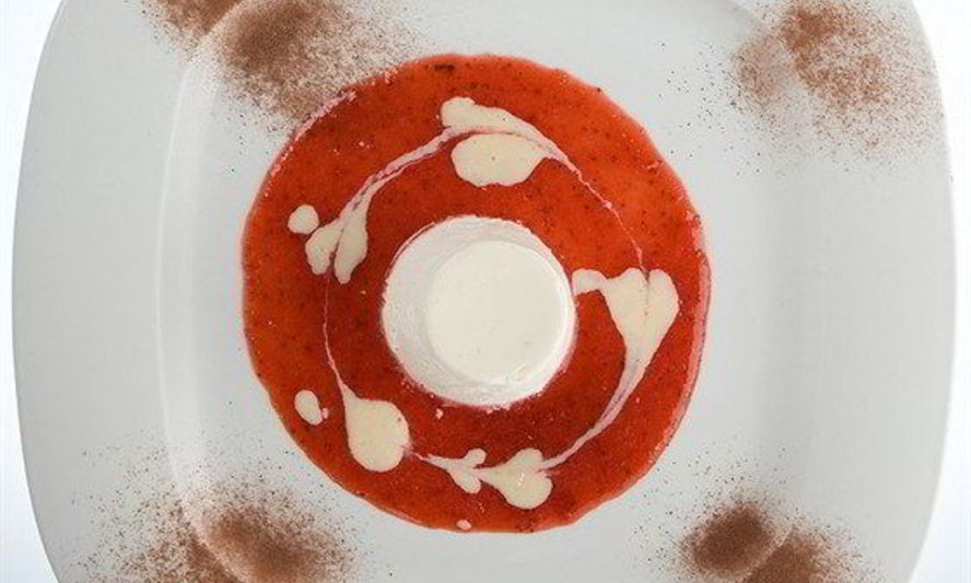 Рецепт панны-котты с пахтой, клубникой и черным перцем