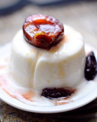 Панна котта со сливовым соусом
