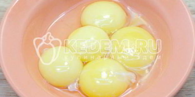 кулич с шоколадной глазурью