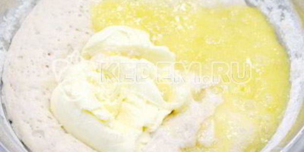 кулич с шоколадной глазурью