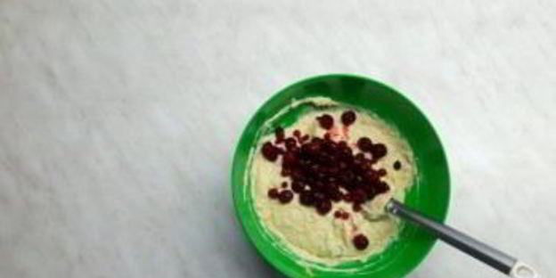 кулич с вишней и клюквой