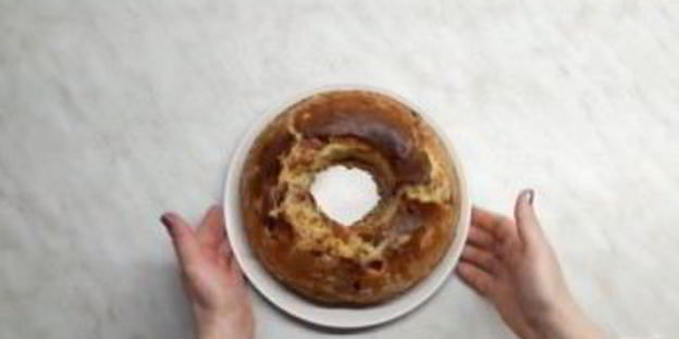 кулич с вишней и клюквой