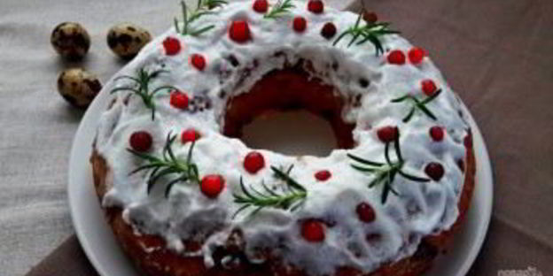 кулич с вишней и клюквой