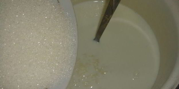 рисово-кокосовый десерт с фруктовым пюре