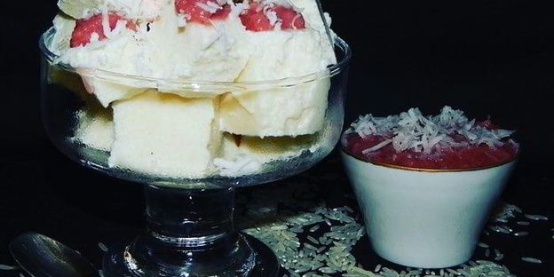 рисово-кокосовый десерт с фруктовым пюре