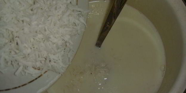 рисово-кокосовый десерт с фруктовым пюре