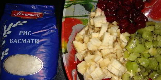 рисово-кокосовый десерт с фруктовым пюре