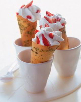 Рожки с клубничным десертом