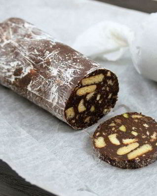 Шоколадная колбаса с орехами