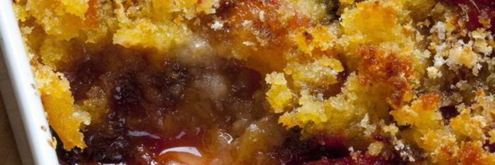 Сливы, запеченные под хрустящей корочкой