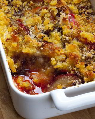 Сливы, запеченные под хрустящей корочкой