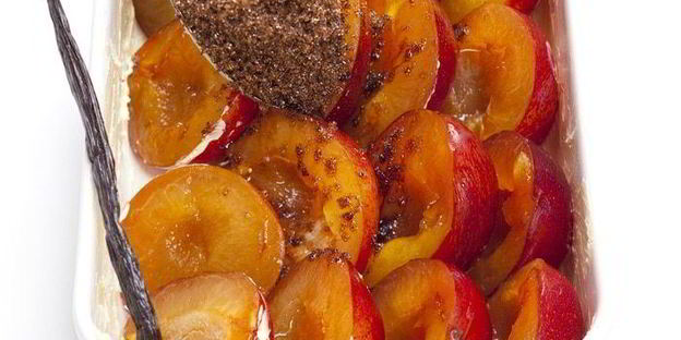 сливы, запеченные под хрустящей корочкой