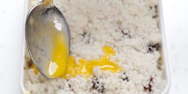 сливы, запеченные под хрустящей корочкой