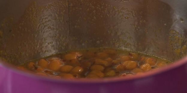 чайное суфле с облепиховым соусом