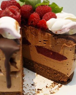 Шоколадный торт-суфле с малиновым конфи