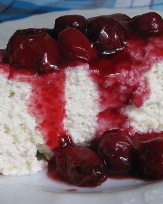 Творожное суфле с вишневым соусом