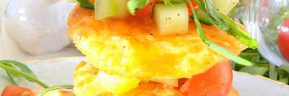 Сырный мильфей с легким овощным салатом