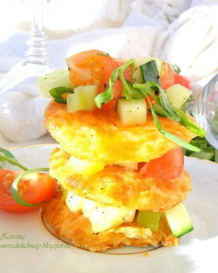 Сырный мильфей с легким овощным салатом