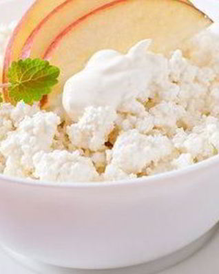 Творог с фруктом и медом