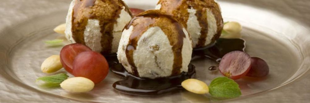 Творожные шарики с шоколадным соусом