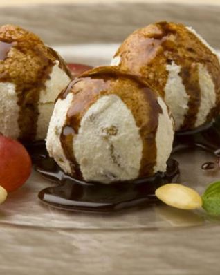 Творожные шарики с шоколадным соусом