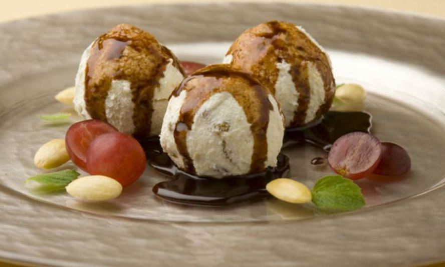 Рецепт творожных шариков с шоколадным соусом