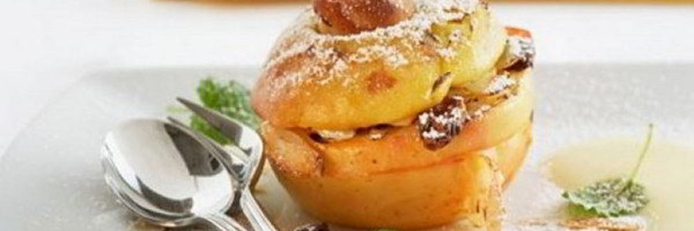 Зеленые яблоки с творогом и изюмом в духовке