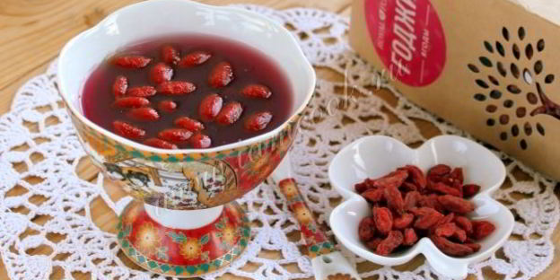 желе красное с ягодами годжи