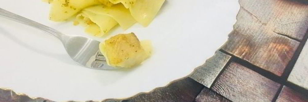 Бесбармачная лапша с рыбой в соусе песто