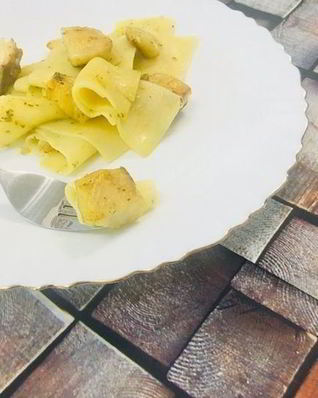 Бесбармачная лапша с рыбой в соусе песто