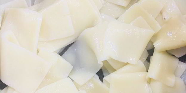 бесбармачная лапша с рыбой в соусе песто