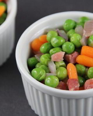 Гарнир из зеленого горошка с беконом