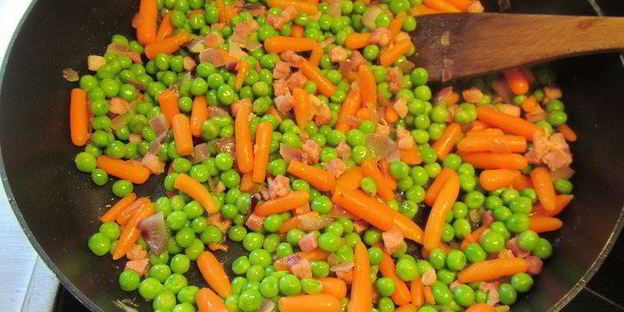 гарнир из зеленого горошка с беконом