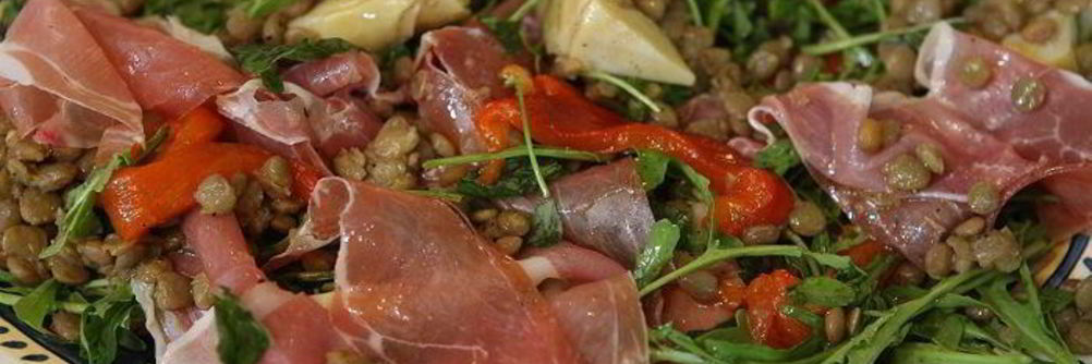 Чечевица с артишоками, сладким перцем и ветчиной